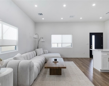 6208 Beeman Avenue - Photo Thumbnail 6