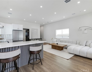 6208 Beeman Avenue - Photo Thumbnail 2
