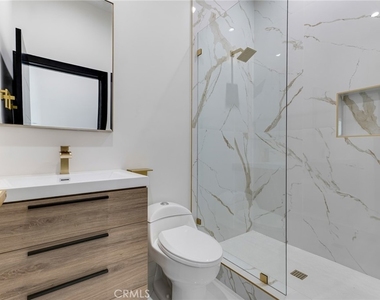 6208 Beeman Avenue - Photo Thumbnail 14