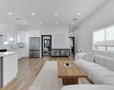 6208 Beeman Avenue - Photo Thumbnail 7