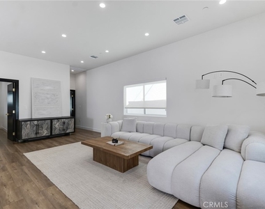 6208 Beeman Avenue - Photo Thumbnail 4