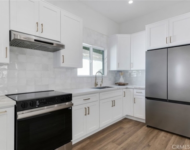 6208 Beeman Avenue - Photo Thumbnail 10