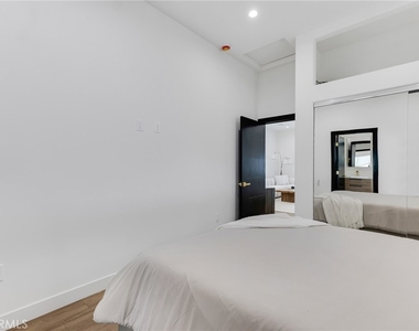 6208 Beeman Avenue - Photo Thumbnail 19