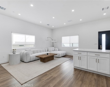 6208 Beeman Avenue - Photo Thumbnail 11