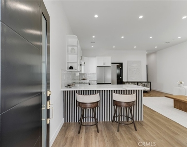 6208 Beeman Avenue - Photo Thumbnail 3