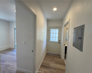 11430 Haskell Avenue - Photo Thumbnail 5