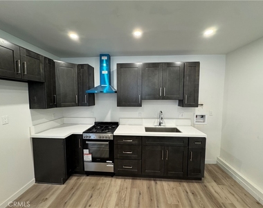 11430 Haskell Avenue - Photo Thumbnail 4