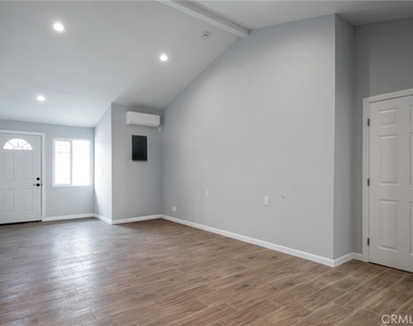 1514 1/2 E Young Street - Photo Thumbnail 7