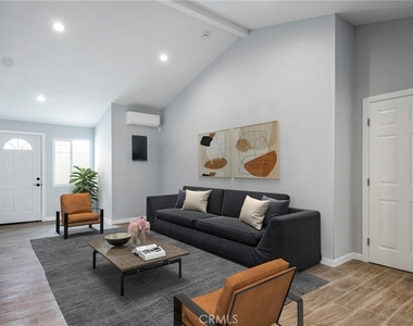 1514 1/2 E Young Street - Photo Thumbnail 6