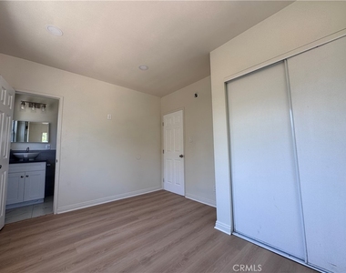 875 W 41st Drive - Photo Thumbnail 12