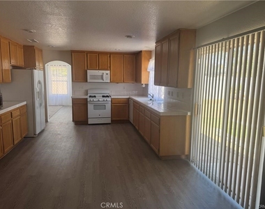 674 Myrtle Ave - Photo Thumbnail 2