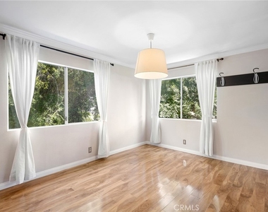 10757 Hortense Street - Photo Thumbnail 8
