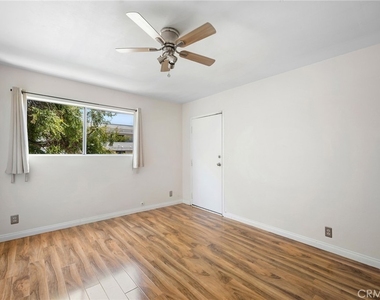 10757 Hortense Street - Photo Thumbnail 12