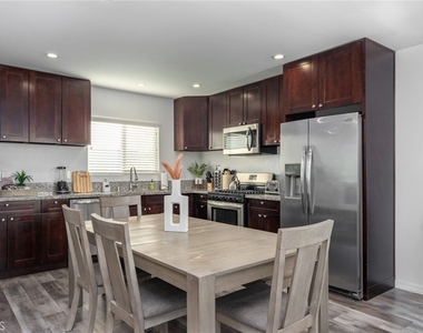 423 E Stuart - Photo Thumbnail 15