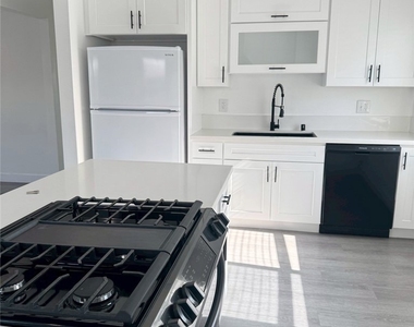 1327 N Kenwood St - Photo Thumbnail 6