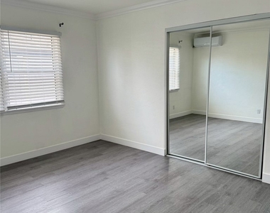 1327 N Kenwood St - Photo Thumbnail 4