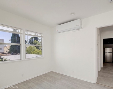 14916 Wyandotte - Photo Thumbnail 14