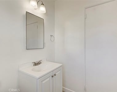 14916 Wyandotte - Photo Thumbnail 11