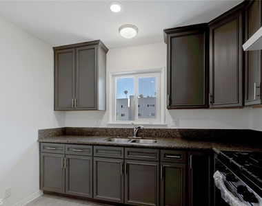 14916 Wyandotte - Photo Thumbnail 6