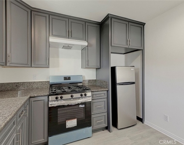 14916 Wyandotte - Photo Thumbnail 7