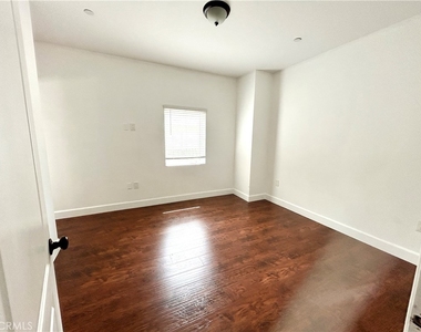 1861 S Longwood Avenue - Photo Thumbnail 9