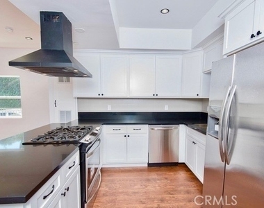 1861 S Longwood Avenue - Photo Thumbnail 3