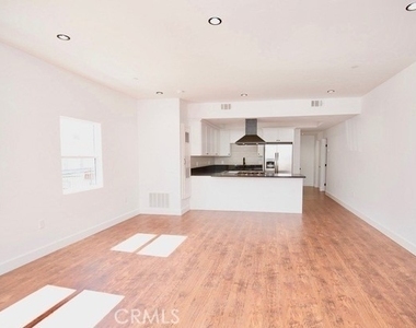 1861 S Longwood Avenue - Photo Thumbnail 8