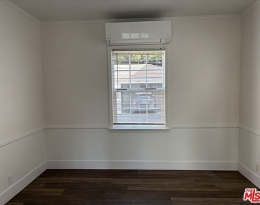 1638 Greenfield Avenue - Photo Thumbnail 9
