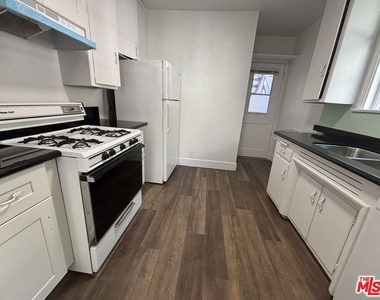 1638 Greenfield Avenue - Photo Thumbnail 3
