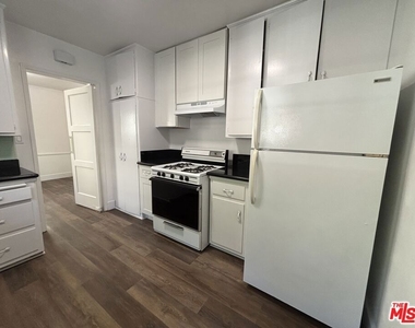 1638 Greenfield Avenue - Photo Thumbnail 5