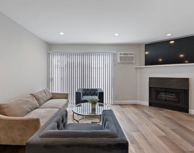 257 S Manhattan Place - Photo Thumbnail 6