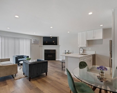 257 S Manhattan Place - Photo Thumbnail 3