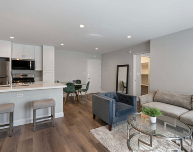 257 S Manhattan Place - Photo Thumbnail 5
