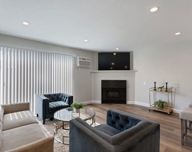257 S Manhattan Place - Photo Thumbnail 4