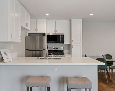 257 S Manhattan Place - Photo Thumbnail 1