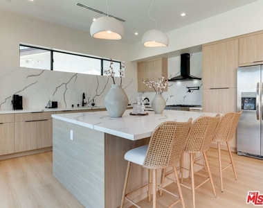5929 Hesperia Avenue - Photo Thumbnail 10