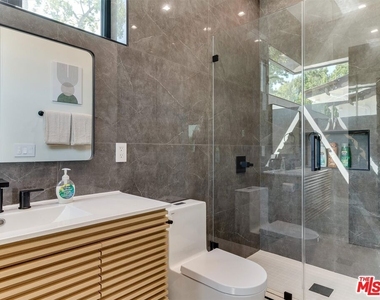 5929 Hesperia Avenue - Photo Thumbnail 31