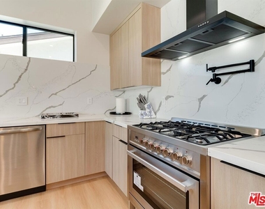 5929 Hesperia Avenue - Photo Thumbnail 14