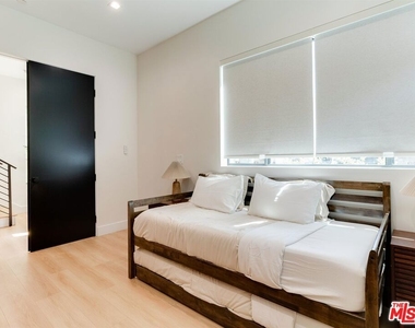 5929 Hesperia Avenue - Photo Thumbnail 27