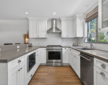 8611 Burton Way - Photo Thumbnail 15