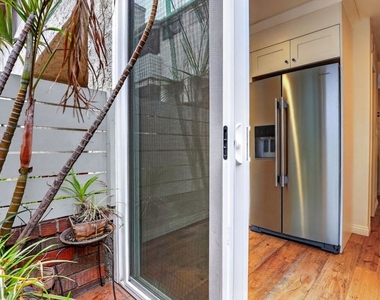 8611 Burton Way - Photo Thumbnail 19