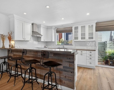 8611 Burton Way - Photo Thumbnail 13