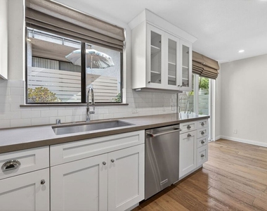 8611 Burton Way - Photo Thumbnail 16