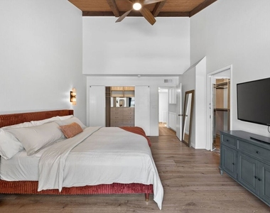 8611 Burton Way - Photo Thumbnail 30