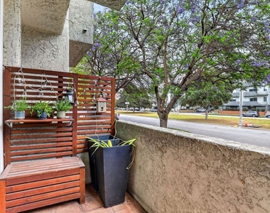 8611 Burton Way - Photo Thumbnail 7