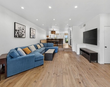 8611 Burton Way - Photo Thumbnail 3
