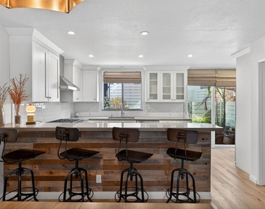 8611 Burton Way - Photo Thumbnail 12