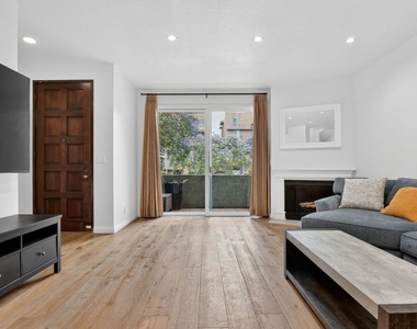 8611 Burton Way - Photo Thumbnail 5