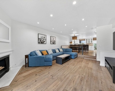 8611 Burton Way - Photo Thumbnail 2