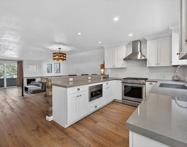 8611 Burton Way - Photo Thumbnail 14